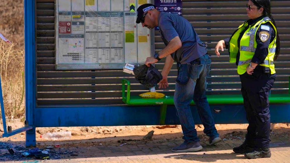 Israeli police officers inspect the scene of an attack in Kfar Jonah. Photo: Ariel Schalit/AP/dpa