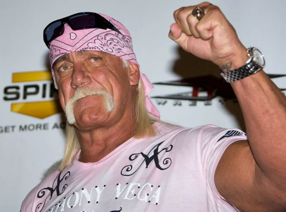 Lutto: è morto Hulk Hogan, la leggenda del wrestling. La sua avventura nel wrestling è iniziata quando la famiglia si è trasferita in Florida e le sue performance hanno contribuito a rendere famosi in tutto il mondo gli incontri della World Wrestling Entertainment.