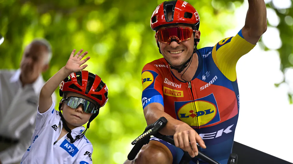 Un jour sur le Tour de France. Un ange gardien, un fiston qui fait le show et une grosse colère