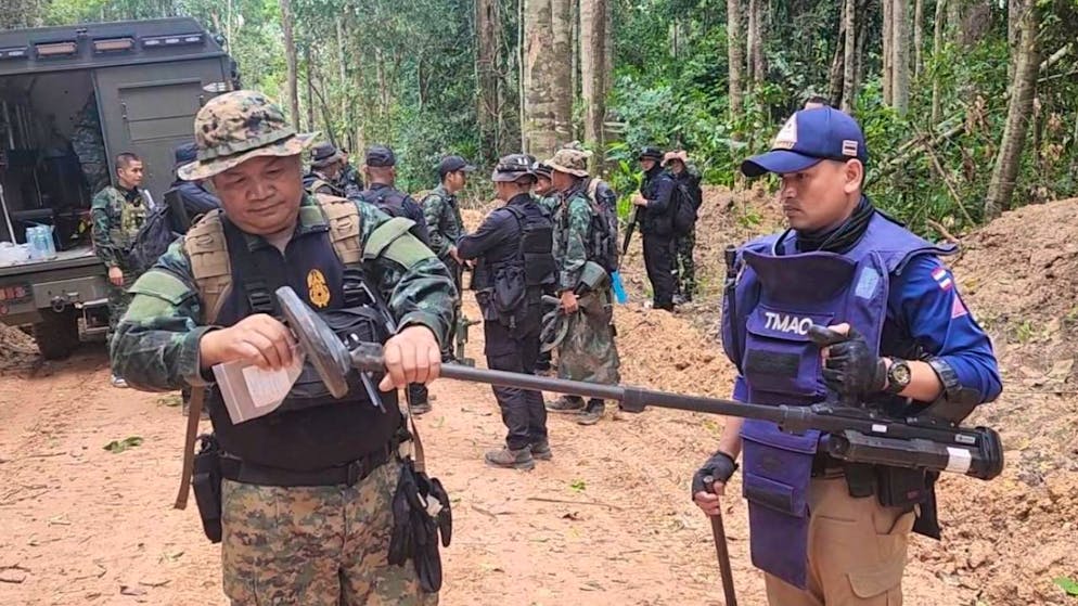 Soldati thailandesi ispezionano le regioni di confine