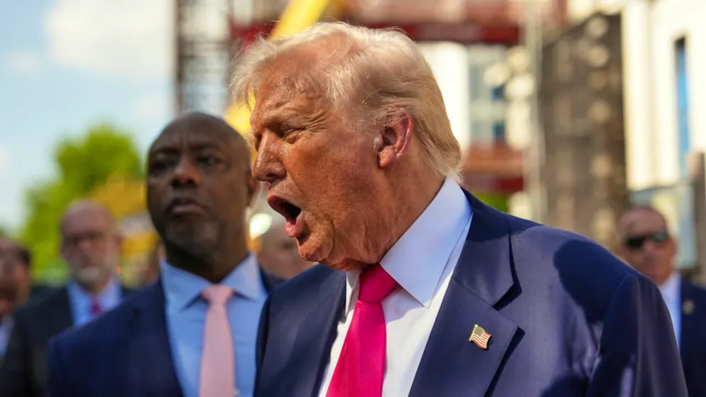 Donald Trump, qui pendant des mois a promis à sa base des révélations explosives sur l'affaire Epstein, subit un retour de flamme, depuis que son gouvernement a annoncé au début juillet n'avoir découvert aucun élément nouveau qui justifierait la publication de documents supplémentaires.