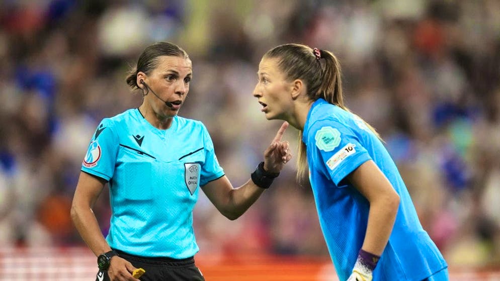 Widely recognized referee: Stéphanie Frappart (left) in the European Championship quarter-final with Norwegian goalkeeper Cecilie Fiskerstrand