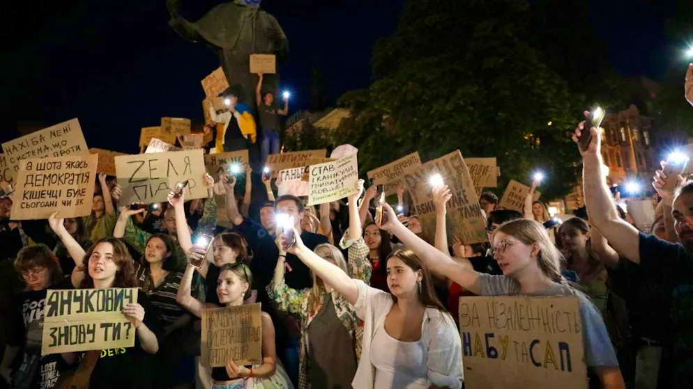 dpatopbilder - Participants hold banners during a demonstration against a law restricting the independence of anti-corruption bodies. The new law has led to the largest protests in Ukraine since the start of the war. Photo: Mykola Tys/AP/dpa