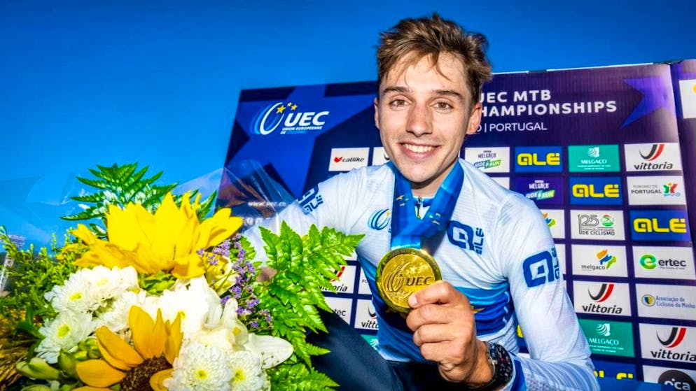Four short track medals for the Swiss team - Gallery. Luca Schätti poses with the gold medal