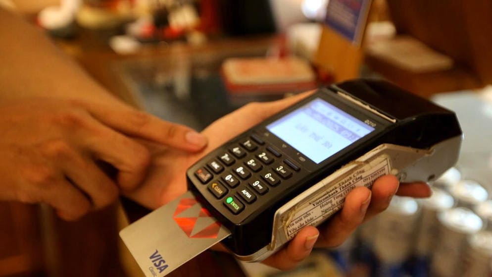 Costi dei pagamenti. La VISA abbassa le commissioni della carta di debito, accordo con la COMCO