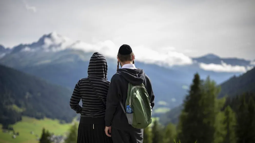 Questa settimana un uomo a Davos avrebbe ripetutamente sputato, insultato, spinto e minacciato verbalmente dei turisti ebrei. Non è il primo caso nella località grigionese. (immagine d'archivio)