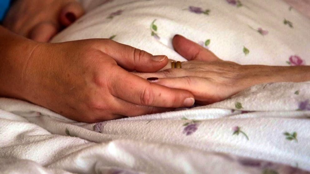 ARCHIVE - The hands of a resident lie on a bedspread in a hospice. Photo: Peter Förster/dpa-Zentralbild/dpa