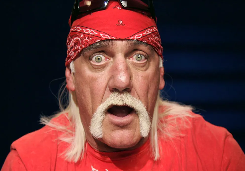 Lutto: è morto Hulk Hogan, la leggenda del wrestling. Il wrestler dai lunghi capelli ossigenati e i baffi in tinta era nato in Georgia l'11 agosto del 1953.