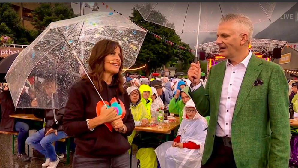 Sandra Studer in "Donntschtig-Jass" has to pass on the Hau-den-Lukas. "I broke my shoulder at the ESC."