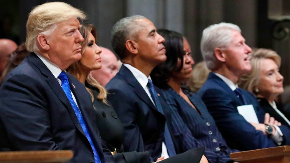 Donald Trump (ganz links) und Bill Clinton (zweiter von rechts) wird von ihren jeweiligen politischen Gegnern eine Nähe zu Sexualstrafstäter Jeffrey Epstein nahegelegt. (Archivbild)