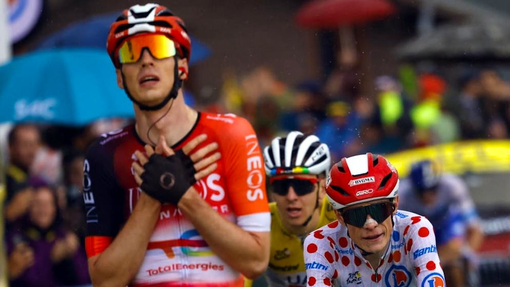 Thymen Arensman rettet sich an der 19. Etappe der Tour de France als Erster vor Jonas Vingegaard und Tadej Pogacar ins Ziel