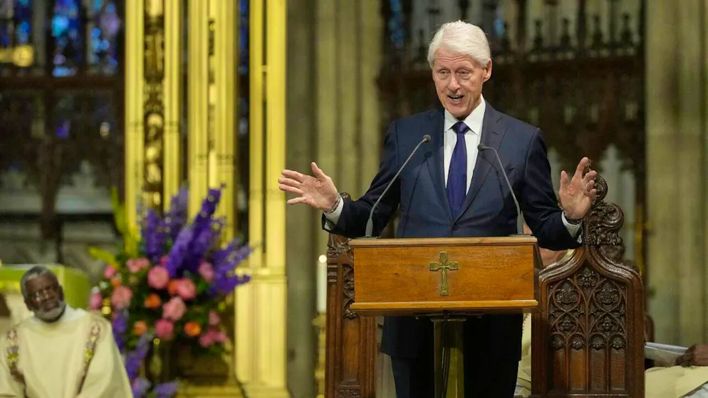 Nuovo scandalo. C'è anche Bill Clinton nell'album d'auguri per i 50 anni del pedofilo Epstein