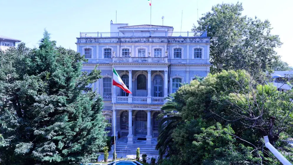 Il Consolato iraniano a Istanbul (nella foto) è la sede designata per i colloqui sul nucleare. Attorno al tavolo, una delegazione di Teheran nonché rappresentanti di Francia, Germania e Regno Unito (il trio noto con la denominazione "E3").