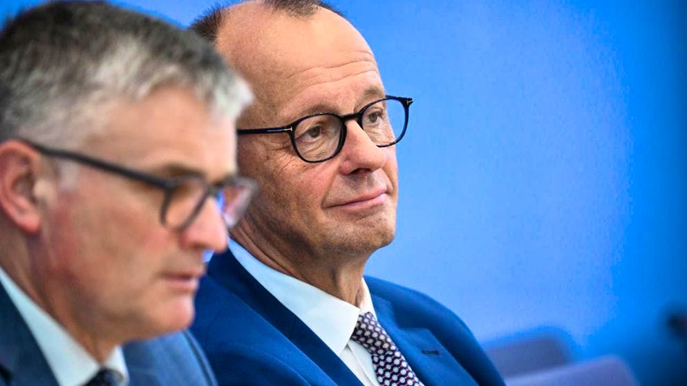 ARCHIVE - Federal Chancellor Friedrich Merz (CDU, r) sits with Stefan Kornelius, Federal Government Spokesman, at the Federal Press Conference. Photo: Bernd von Jutrczenka/dpa/Archive