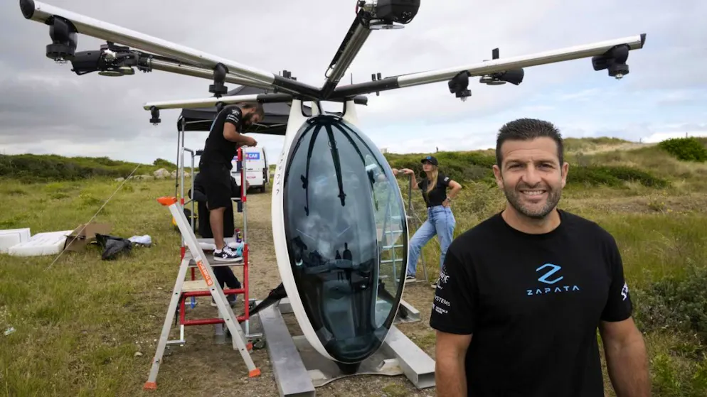 L'AirScooter, qui pèse 115 kg, peut atteindre la vitesse de 100 km/h.