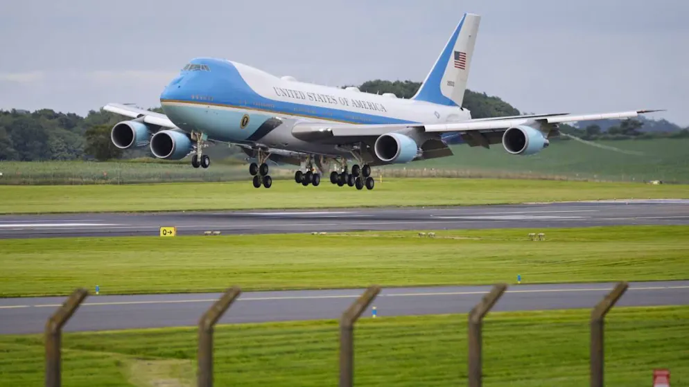 GB. Le prime proteste accolgono Trump al suo arrivo in Scozia