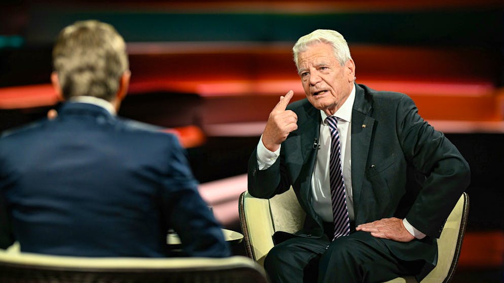 Former German President Joachim Gauck says on Markus Lanz's TV program that he is "appalled" by the Israeli government's military strikes in Gaza.