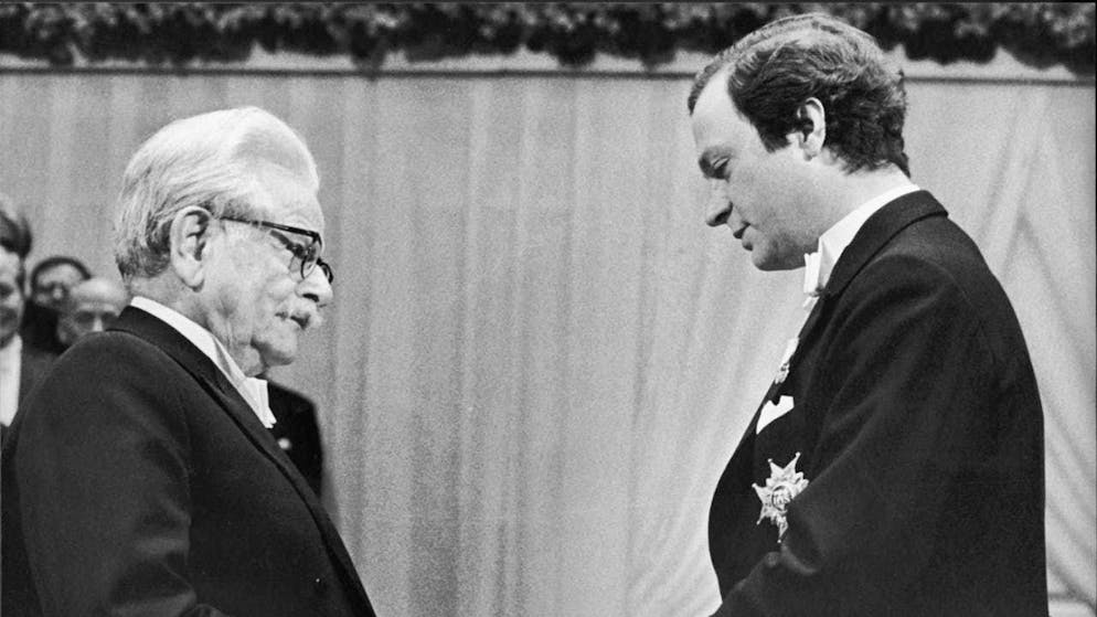 The contemporary witness and chronicler Elias Canetti was born 120 years ago - Gallery. Elias Canetti accepted the Nobel Prize for Literature in Stockholm in December 1981. (archive picture)