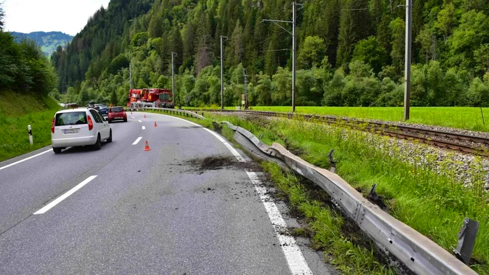 Il conducente, 59 anni, stava viaggiando sulla N28 da Küblis verso Schiers. In una curva a sinistra, il veicolo, del peso di circa 60 tonnellate, alle 15.10 ha sfondato il guardrail sul lato destro.