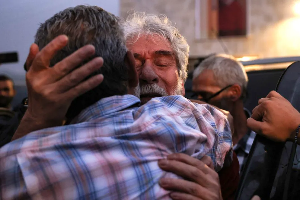 Le militant libanais pro-palestinien Georges Ibrahim Abdallah, 74 ans, est accueilli par ses proches et ses partisans à son arrivée dans son village de Kobayat, dans la région d’Akkar, au nord du Liban, le 25 juillet 2025, après avoir passé plus de 40 ans en prison en France. 
