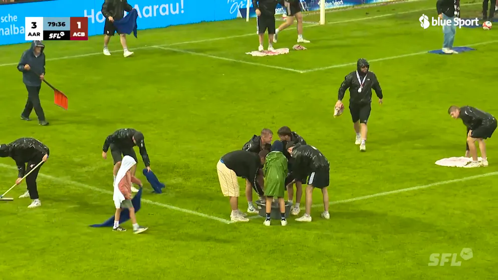 Spielabbruch im Brügglifeld. Aarau-Fans kämpfen vergebens gegen die Wassermassen auf dem Rasen