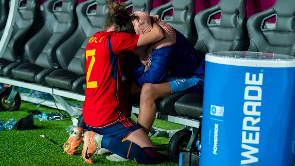 Spaniens Weltmeisterin Ona Batlle tröstet England-Star Lucy Bronze nach dem WM-Final 2023.