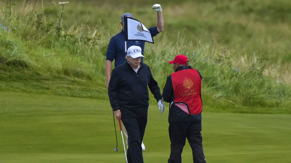 Visita all'estero. Trump gioca a golf in Scozia, la polizia tiene le proteste a distanza