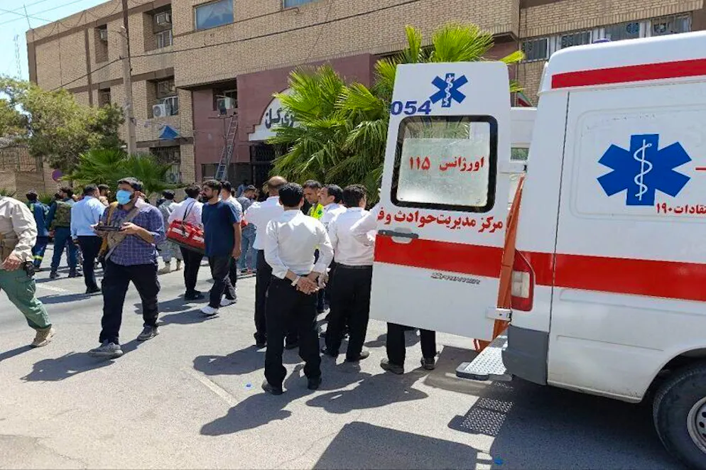 Une ambulence emporte les blessés après l’attaque contre e centre judiciaire de Zahedan.