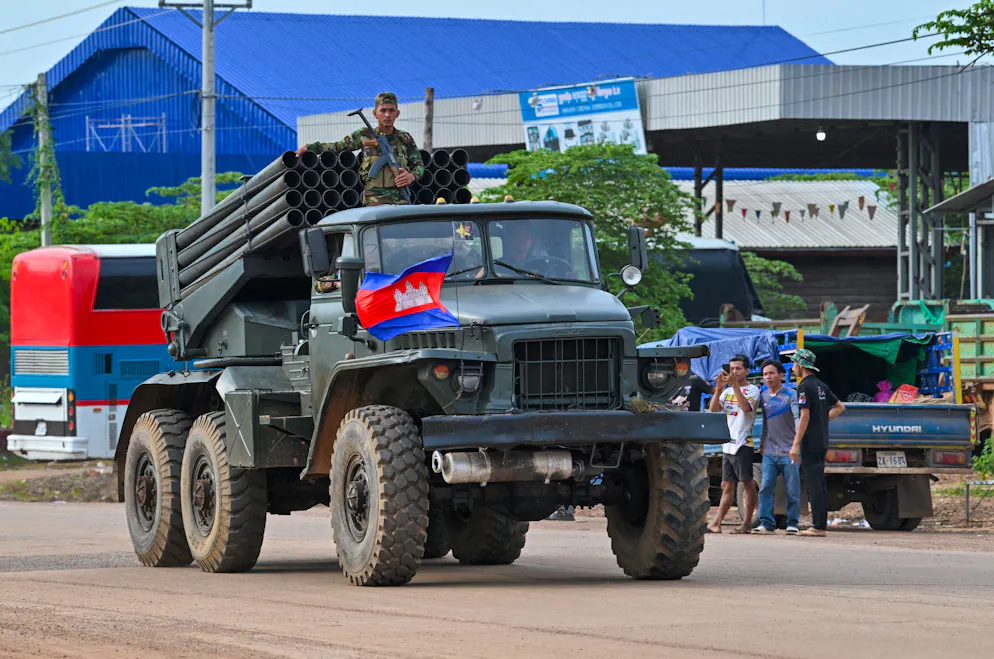 Un soldat cambodgien se dresse sur un orgue de Staline de fabrication russe, le 25 juillet 2025.