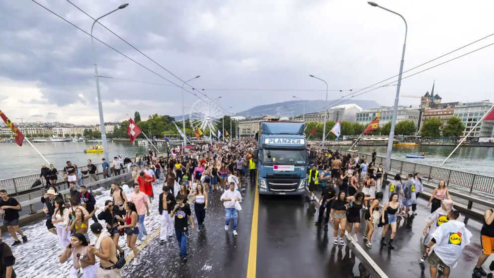 La 23e édition de la Lake Parade à Genève a attiré près de 10'000 personnes, soit nettement moins que les années précédentes.