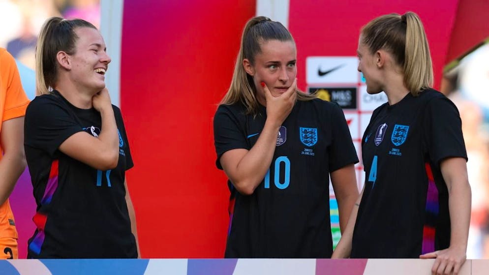 Keira Walsh (rechts) im Gespräch mit ihren Teamkolleginnen Lauren Hemp und Ella Toone