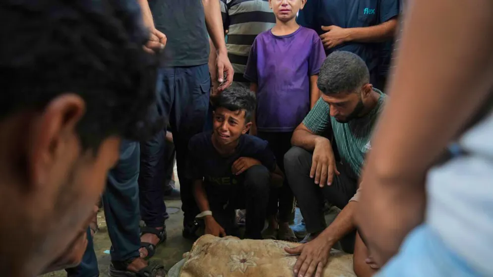 Gaza: 2 nouveaux morts dans des attaques israéliennes - Gallery. Abdul Karim Foura pleure sur le corps de son oncle, tué par les bombes israéliennes, à l'hôpital Al-Chifa.