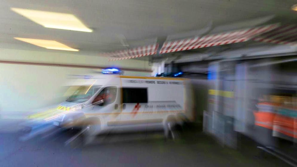 ARCHIVE - A French ambulance drives off the road (symbolic image). Photo: David Vincent/AP/dpa