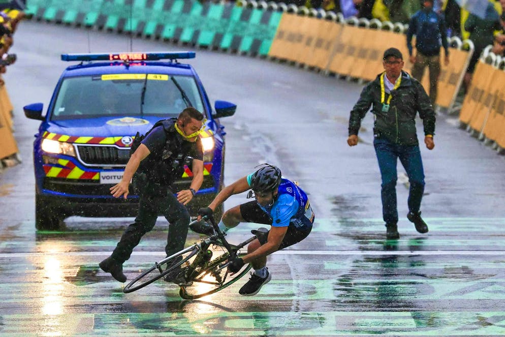 Disruption at the Tour: Man given suspended sentence - Gallery. He was rudely pulled off his bike by security staff - and has now been punished.