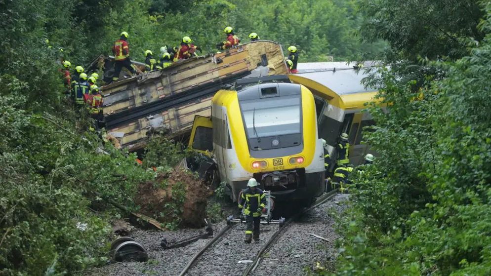 I soccorritori cercano i passeggeri nel treno deragliato.