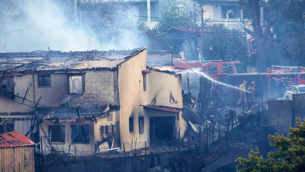 Waldbrände in Südeuropa. Menschen fliehen vor den Flammen, Häuser verbrennen