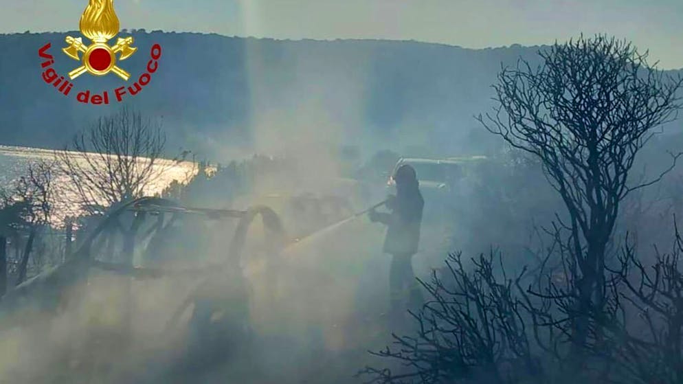 Waldbrand auf Sardinien. Badegäste fliehen vor Feuer ins Meer − Rettung per Schiff