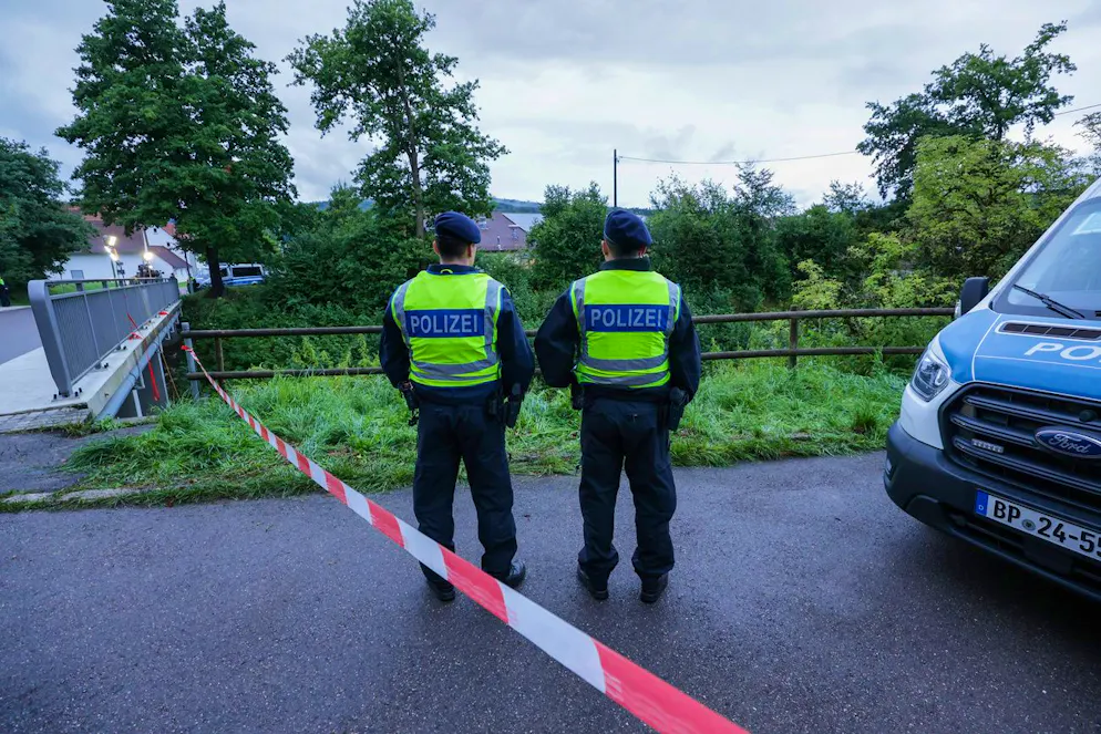 Treno deraglia in Germania. L'incidente ha provocato almeno 3 morti e decine di feriti su un convoglio che trasportava un centinaio di passeggeri.