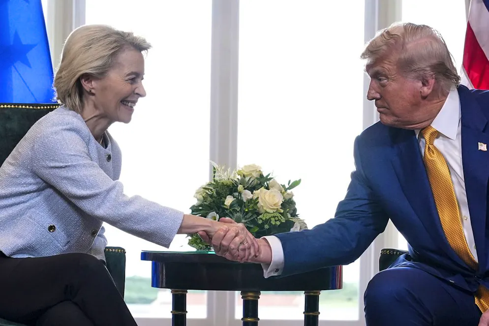 Le président Donald Trump et la présidente de la Commission européenne Ursula von der Leyen se serrent la main après avoir conclu un accord commercial au club de golf Trump Turnberry à Turnberry, en Écosse, le dimanche 27 juillet 2025. (AP Photo/Jacquelyn Martin)