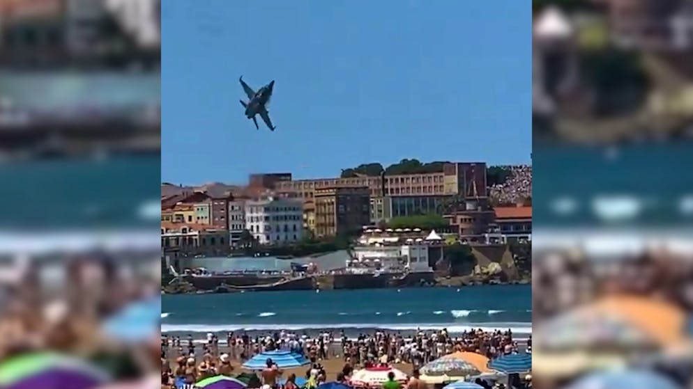 At an air show in Spain. Fighter jet pilot almost crashes over beach - video shows extreme rescue operation