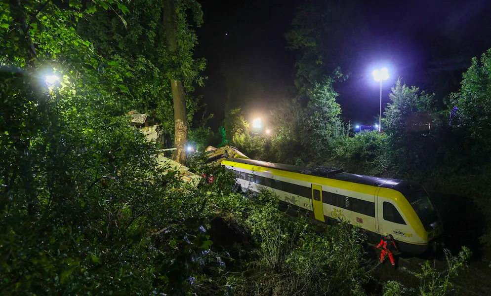 Treno deraglia in Germania. La causa più probabile sembra al momento una frana sui binari, provocata da un violento temporale.