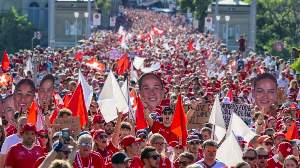 Die Tops und Flops der EM. Fanmärsche, Zuschauerrekorde und Penaltys des Grauens