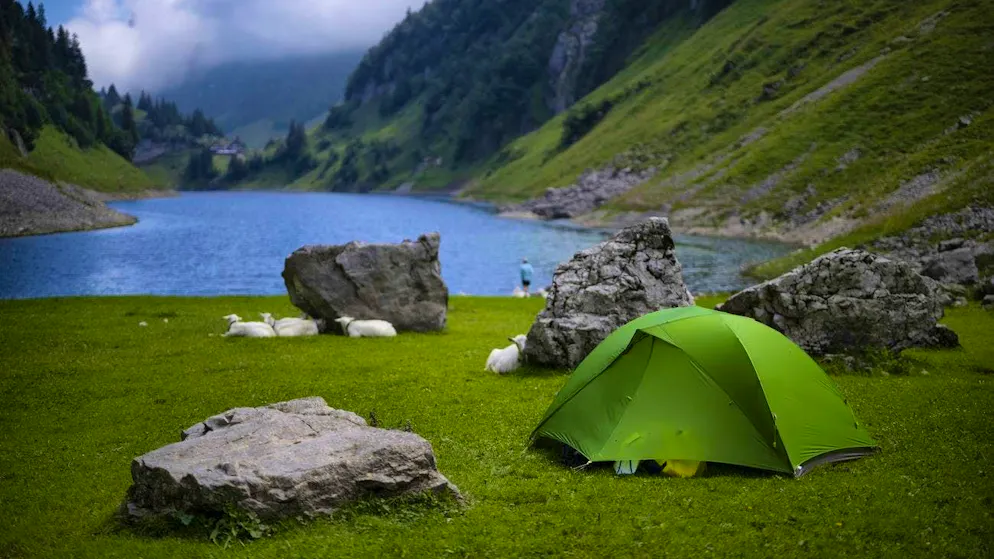 Une tente au bord du Fählensee : le camping est interdit dans l'Alpstein, mais autorisé sur cette prairie d'un paysan contre rémunération.