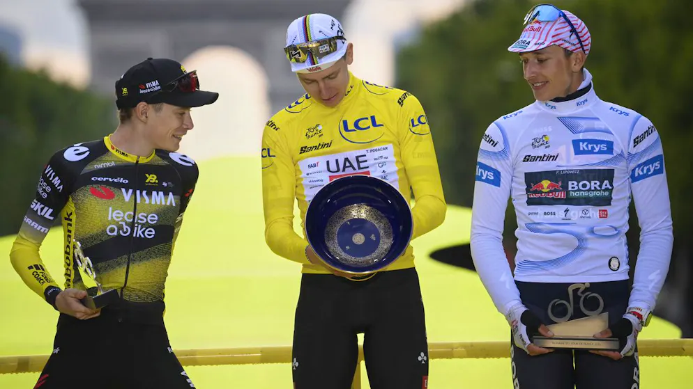 Da sinistra: Jonas Vingegaard (secondo), Tadej Pogacar (vincitore del Tour de France 2025) e il terzo della generale, Florian Lipowitz.