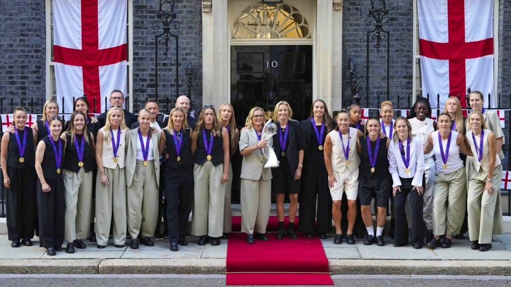 Empfang am Regierungssitz: Cheftrainerin Sarina Wiegman und ihr Team posieren mit dem EM-Pokal in der Downing Street