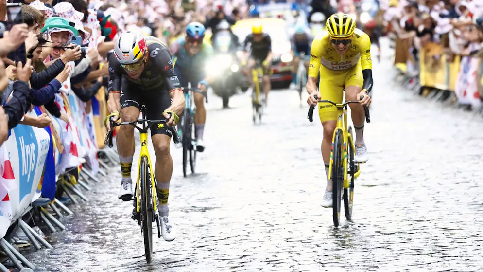 Sul pavé di Parigi il belga Wout van Aert (sinistra) toglie la gioia della vittoria nella tappa finale al leader della generale Tadej Pogacar.