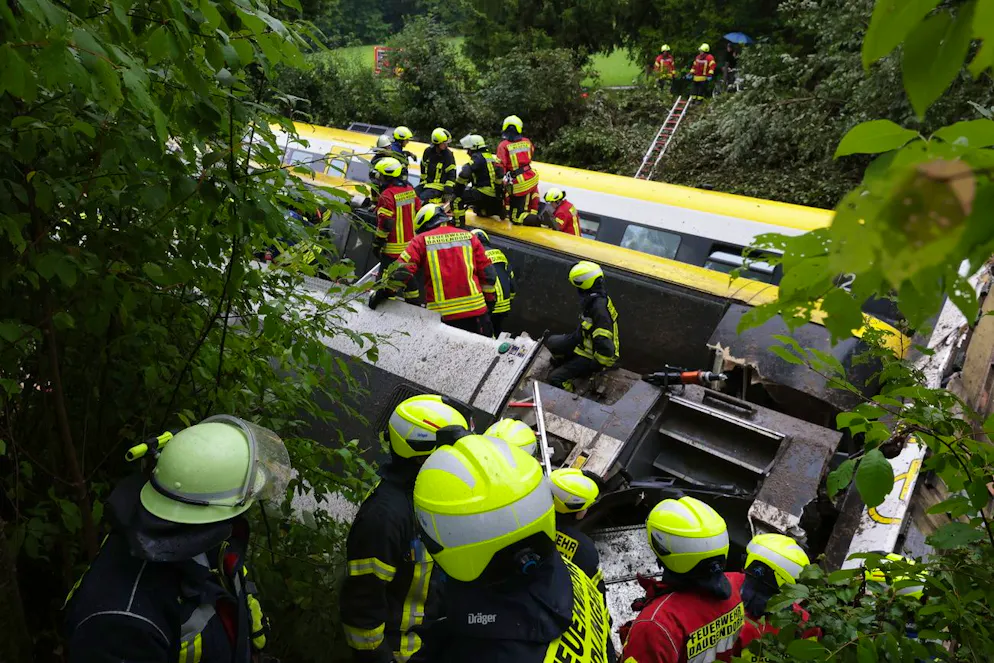 Treno deraglia in Germania. Il cancelliere tedesco, Friedrich Merz, si è detto «sgomento», ha ringraziato le forze dell'ordine per l'intervento e ha espresso la sua solidarietà ai familiari delle vittime.