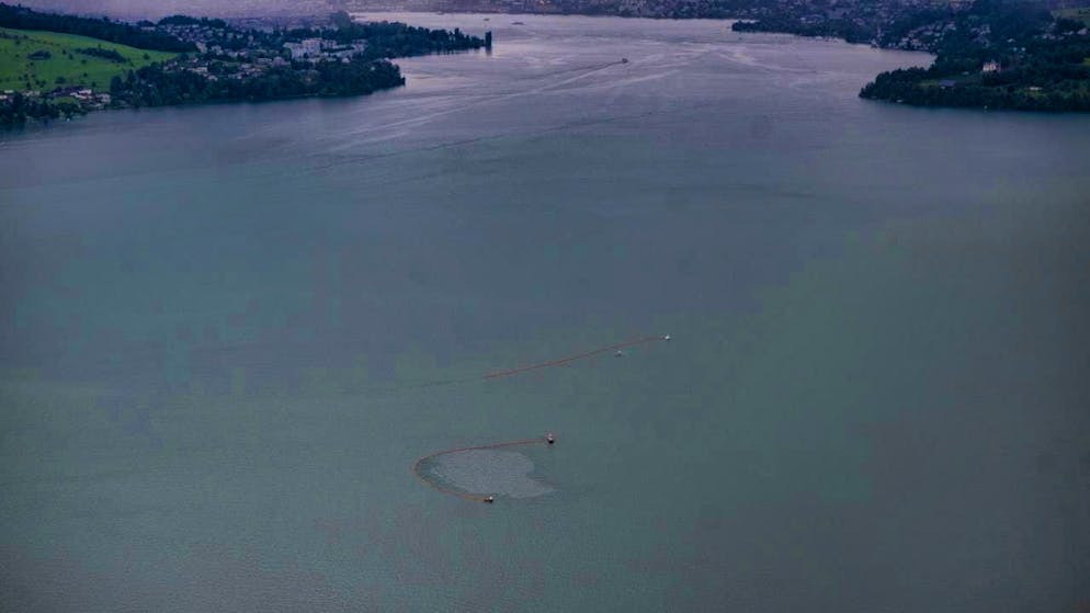 An oil barrier had to be erected at the crash site, the cross funnel in Lake Lucerne.