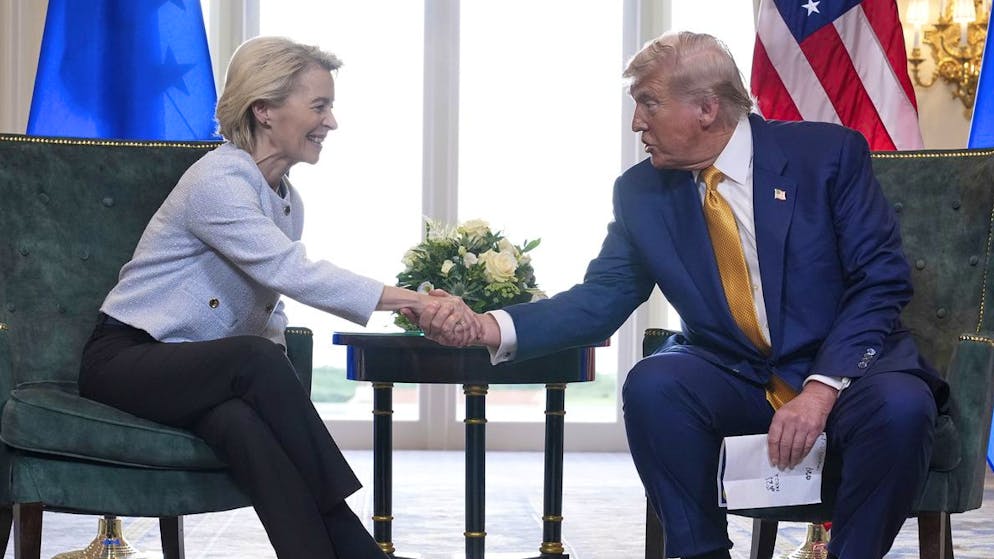 With handwritten notes. Trump note will cost Europe 250 billion - that's what it says