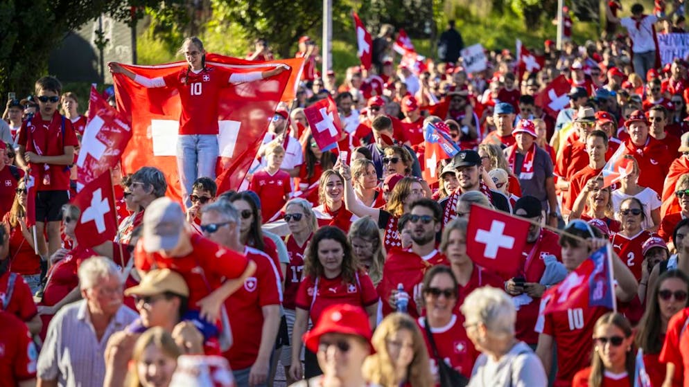 La Fan Walk avant le match Suisse-Finlande du 10 juillet a attiré plus de 10'000 personnes à Genève dans une ambiance festive. Un succès à l'image de l'ensemble de l'Euro féminin 2025.